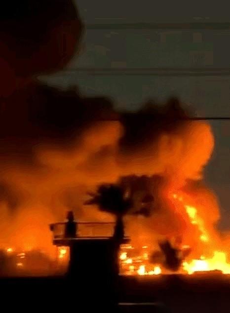 巴格达国际机场边上的美方后勤营地，刚被几架无人机炸成了火海。
现场画面里，火舌从