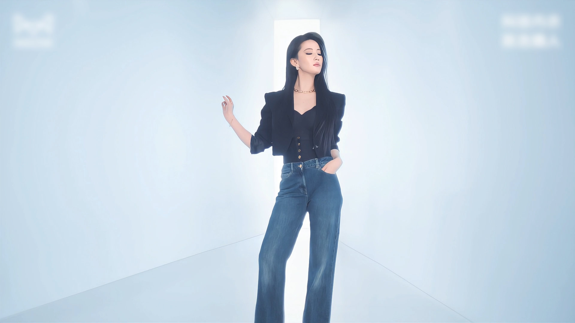 刘亦菲夏日松弛感拉满 细节控看过来！刘亦菲亲身诠释夏日新定义，细腻的缝纫工艺与人