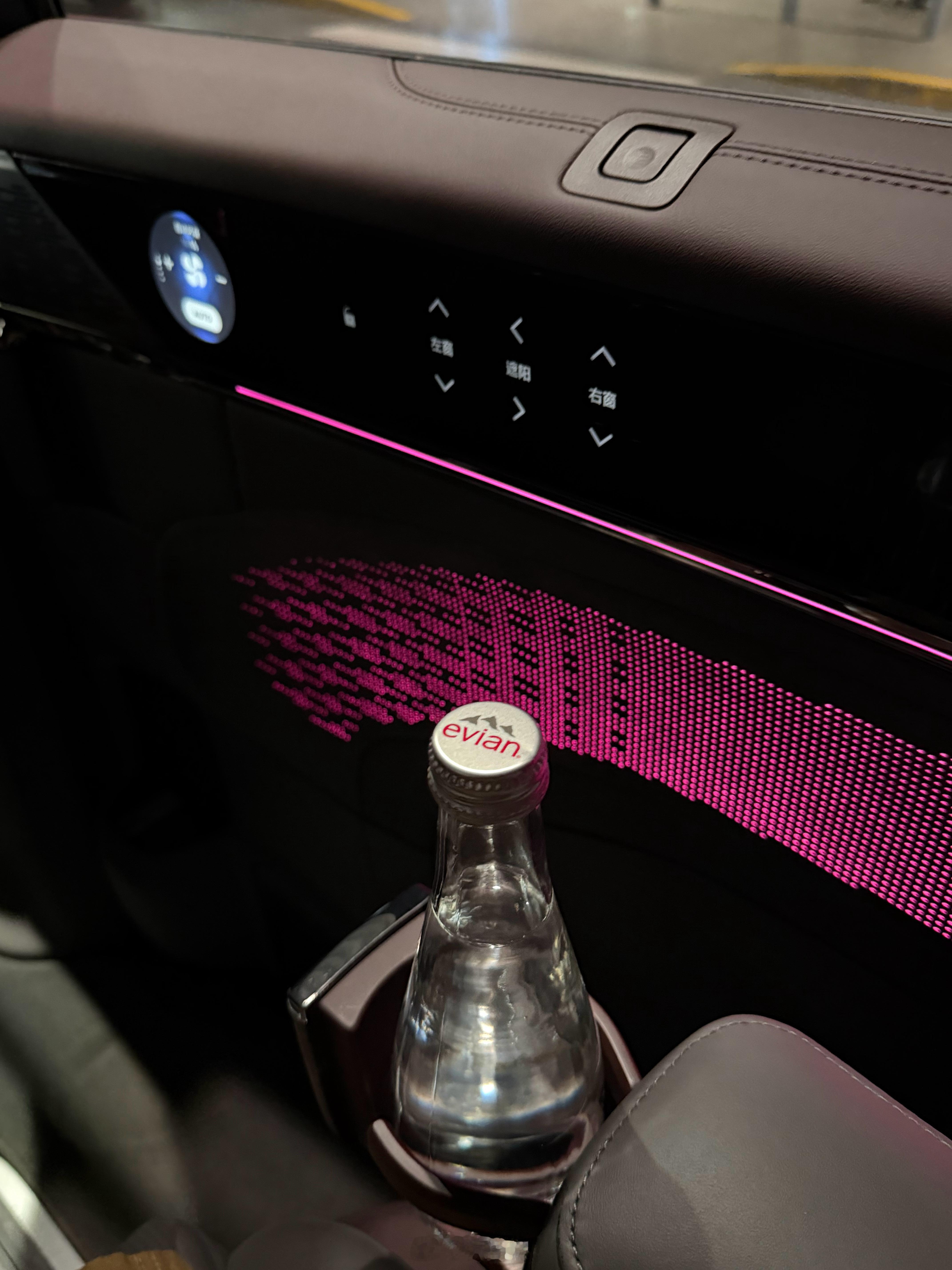 009逐渐成为高端商务接待的首选用车，牌面、乘坐舒适性和质感绝对跟得上这次来的还