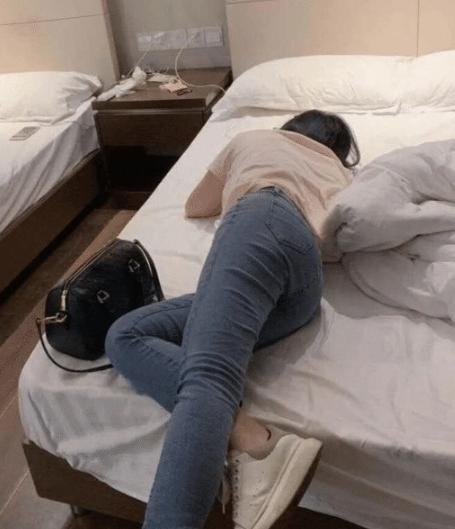 西藏男子得知儿子与朋友强奸女子潜逃，未劝自首反帮躲藏。
 
他联合他人将二人送至