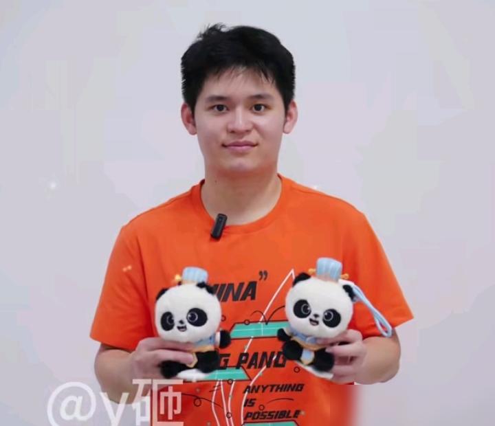 林诗栋抱着玩偶营业微笑，挺可爱的。可谁能想到，赛场上，他已经被同一个对手，法国的