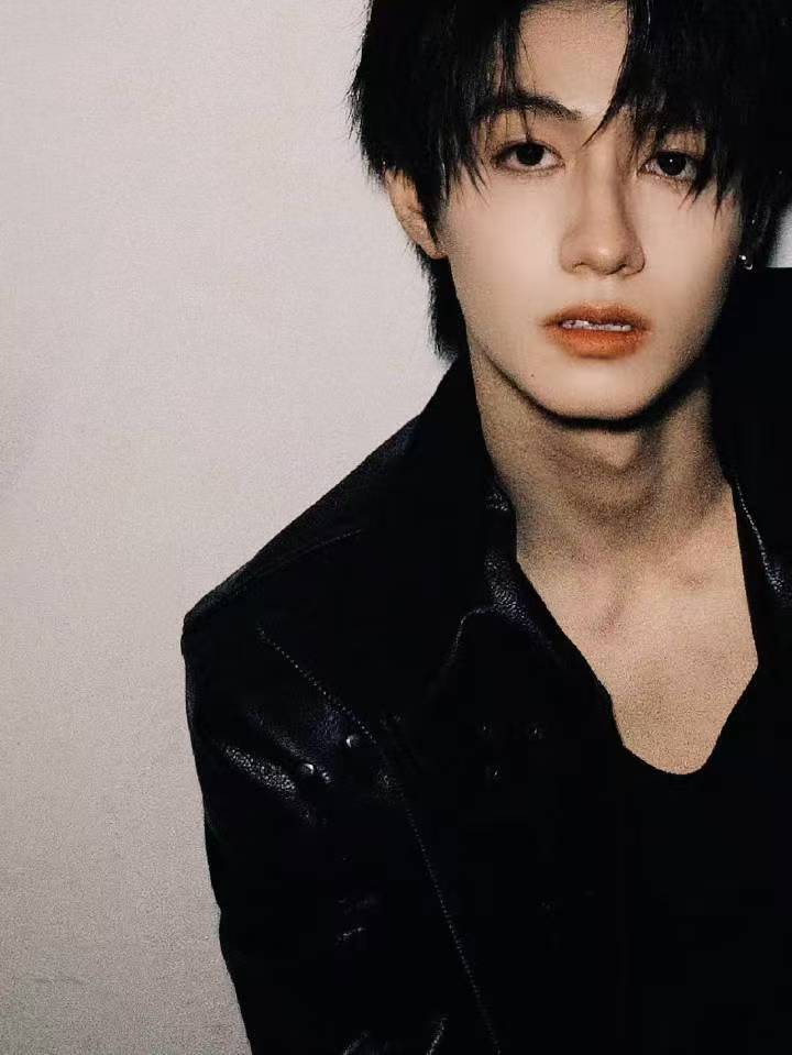 朱志鑫黑皮衣九宫格朱志鑫感冒了 朱志鑫感冒了🤧 