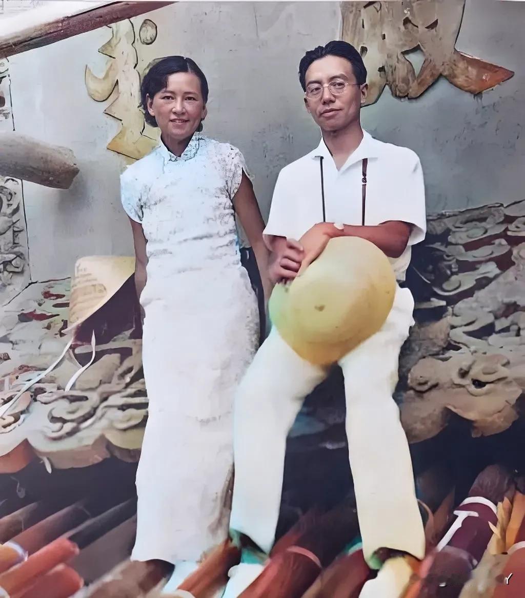 1935年，北京，梁思成林徽因夫妇二人在祈年殿屋顶的合影