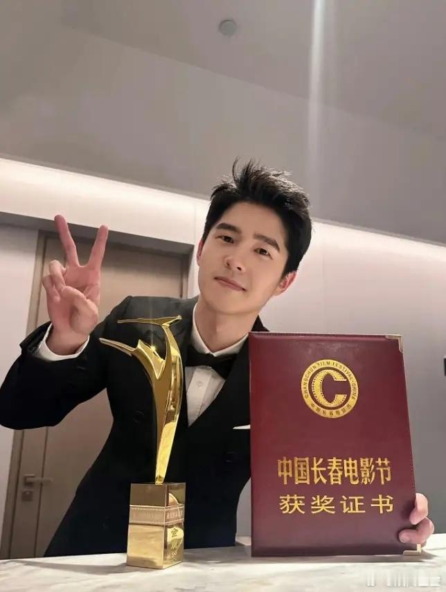 刘昊然和易烊千玺粉丝交流起来了金鹿奖虽然是个二三线奖项，影帝的含金量不算高，但是