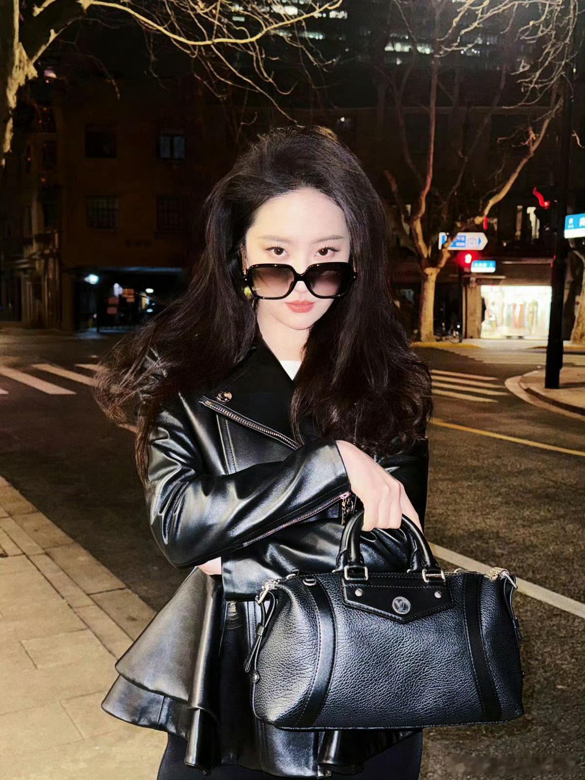 【刘亦菲[黄玫瑰]Instagram】IG更新：🏍️ LVBikerLouis
