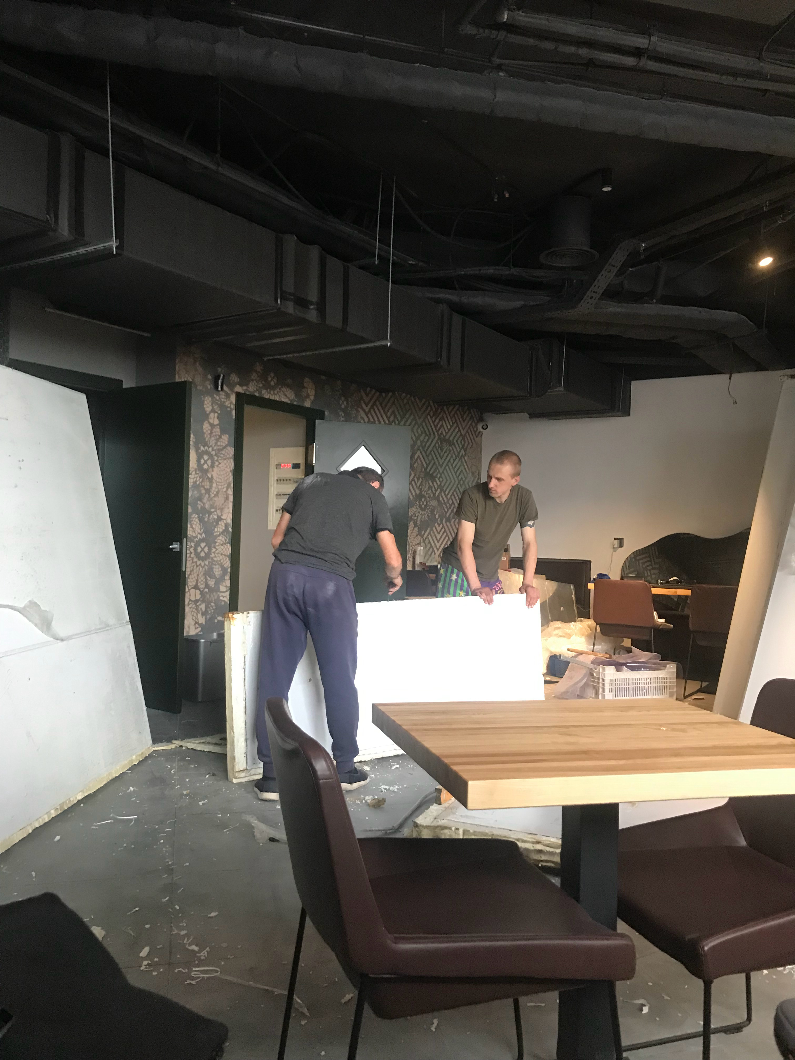 乌克兰工人为我们的餐厅搭建冷藏室 乌克兰·基辅