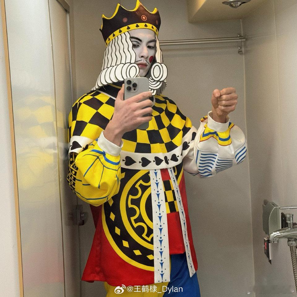 王鹤棣cos扑克牌 棣棣cos扑克牌的这套造型终于放出来了，谁能说不像呢哈哈哈！