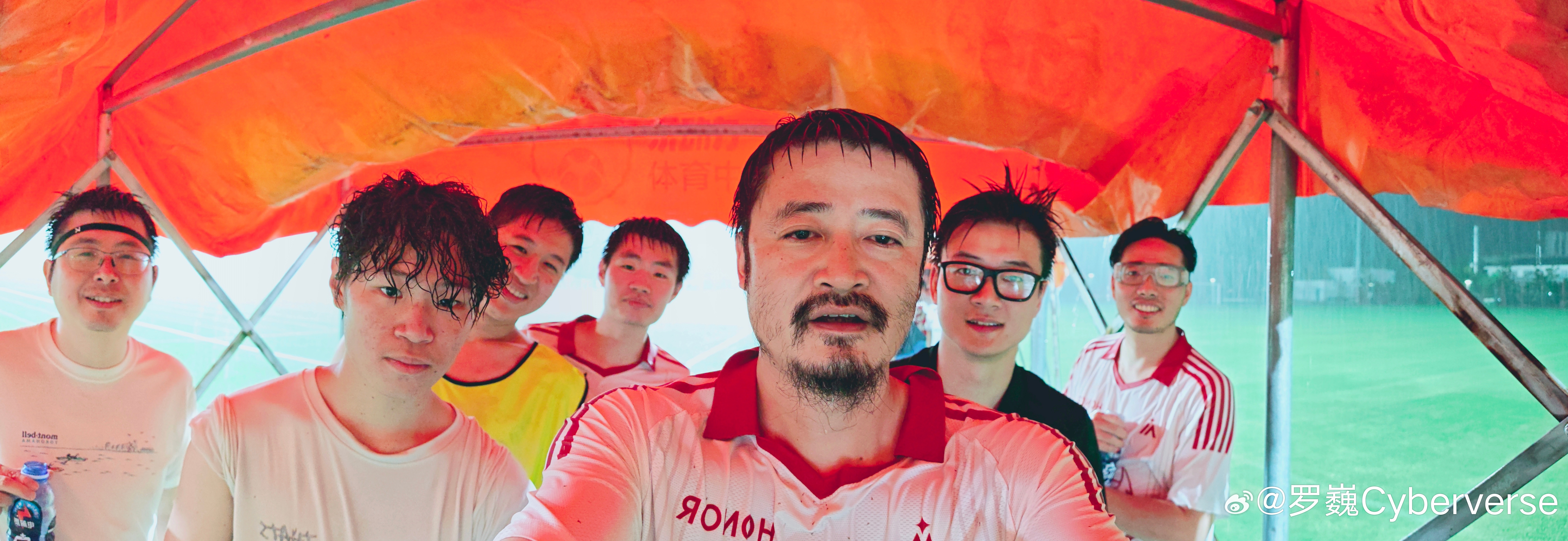 好久没有暴雨踢球了 