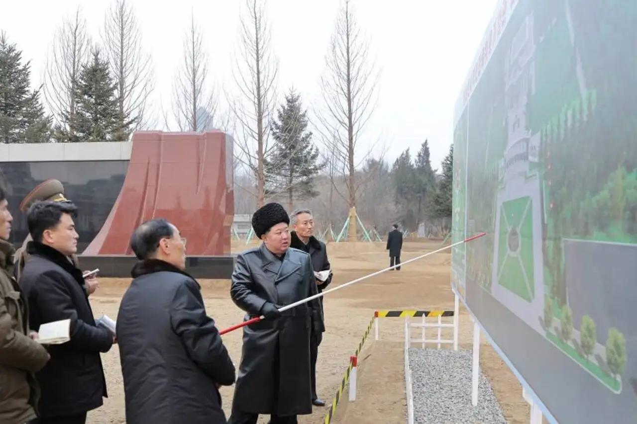 朝鲜最高领导人视察了为在俄罗斯参战的朝鲜公民修建的在建纪念设施。
朝鲜正在修建海
