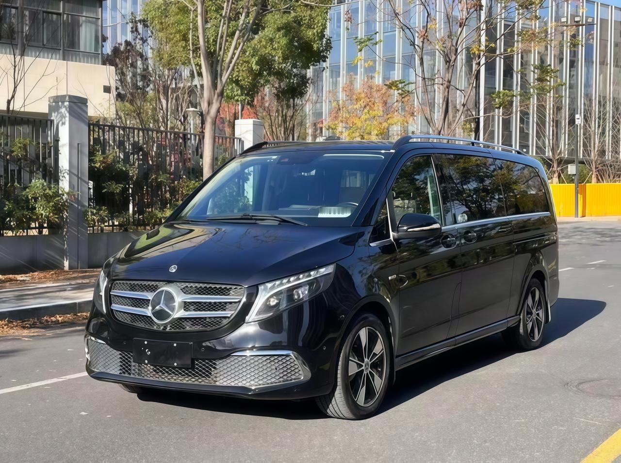 买二手奔驰V级不是捡便宜，是捡真刚需！懂行的人都知道，这台车买二手比新车值太多，