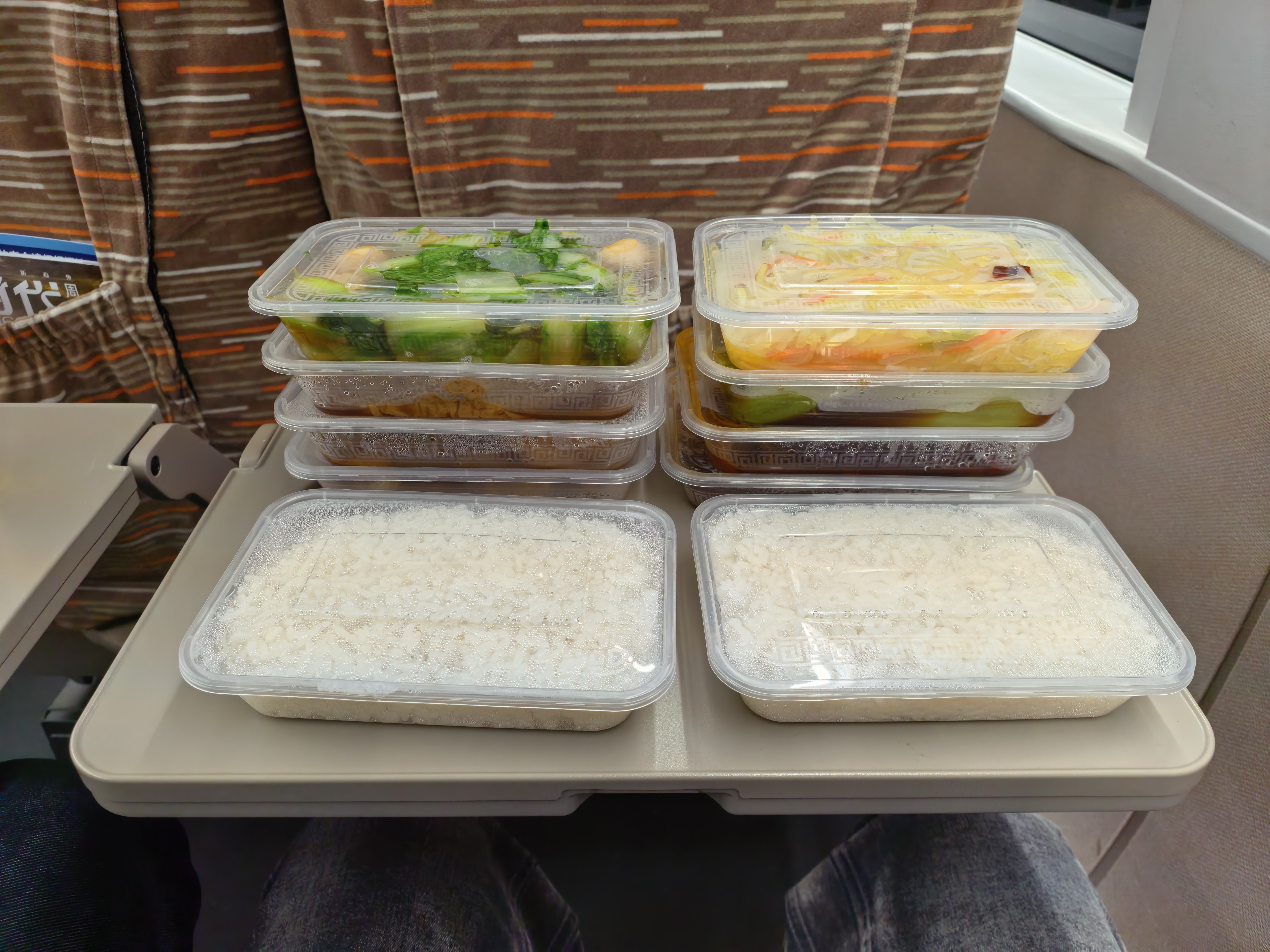 济南半日游 匆匆回家 来不及吃饭临走给买了饭有菜有肉 这么多盒 火车上尝了一下每