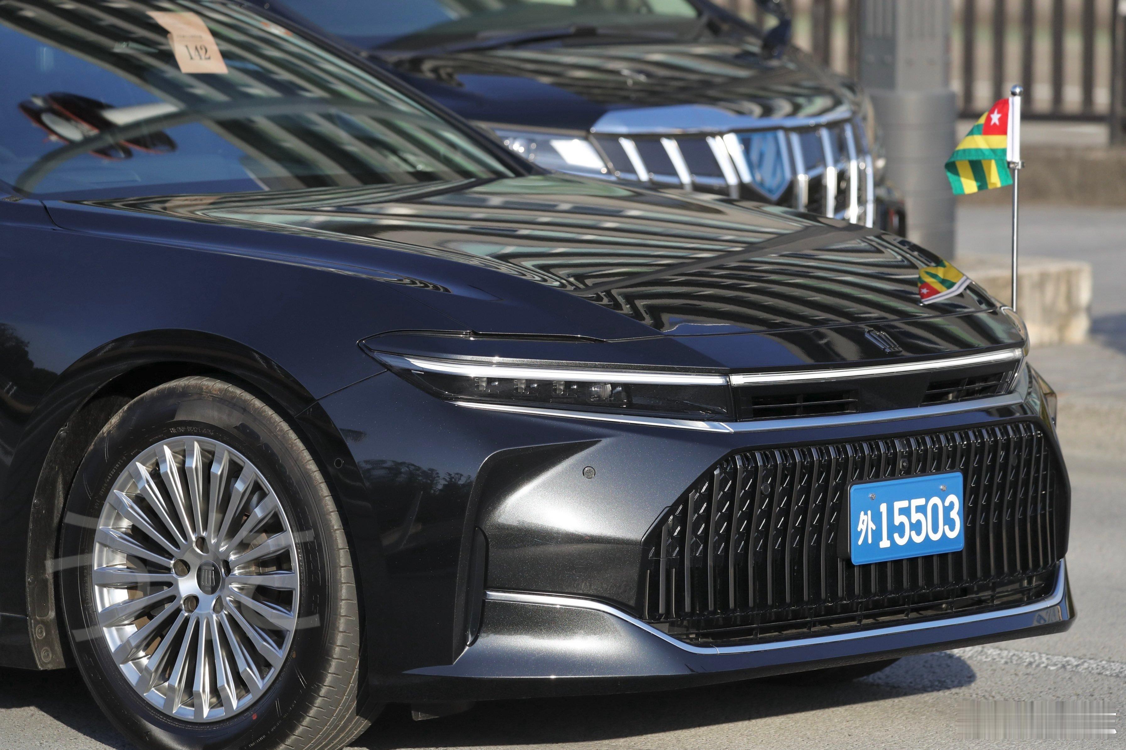 多哥驻日本大使馆的丰田皇冠Sedan。这代不愧是雷克萨斯LS同平台，比例太舒展了