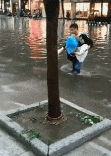 图一：得了吧小伙，你让女朋友自己走还不至于湿成这样吧？
图二：不懂就问，楼顶上搞