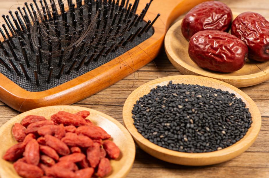 经常脱发，到底是伤肾精还是损气血？早知早调理



很多人每天梳头、洗头，一抓就