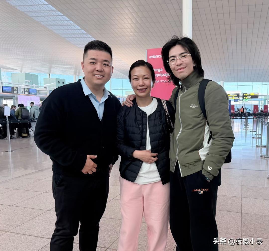 39岁的萧敬腾和妻子林有慧在巴塞罗那街头现身，他留着一头长发，脸上是素颜状态，看