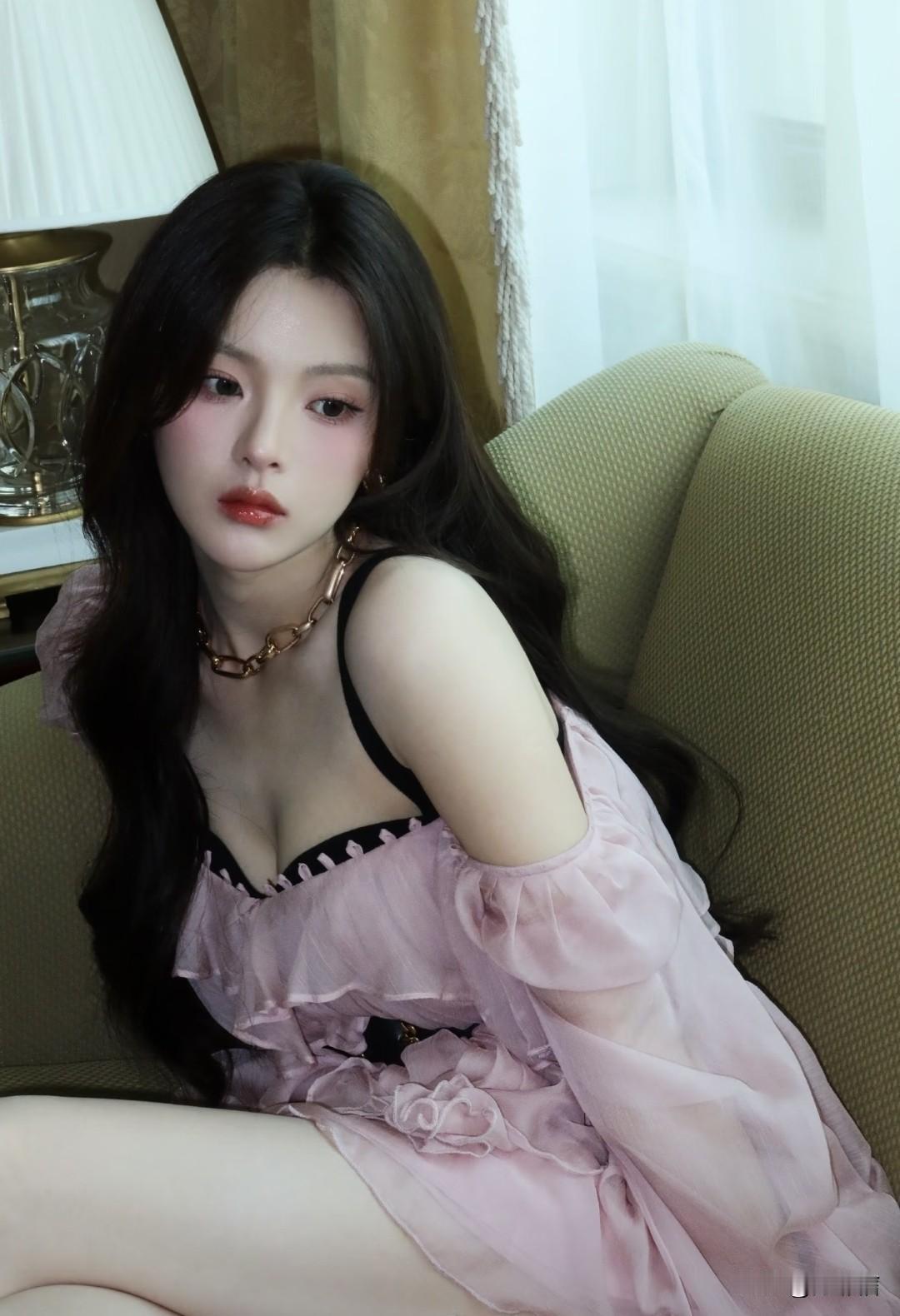 软萌萝莉脸，极致诱惑风，一段时间没关注杨超越，她如今的路线还真是让人刮目相看。
