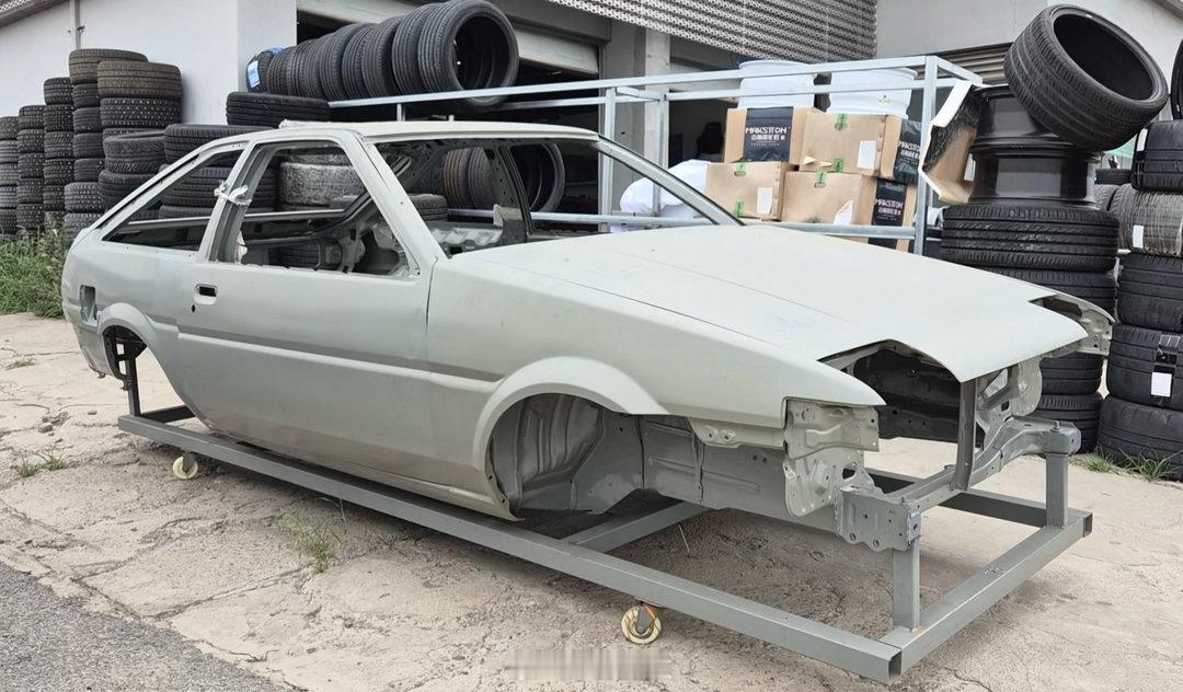 带着AE86来研究了一下全新的AE86车壳，钢板确实比老的厚，也重很多，细节确实