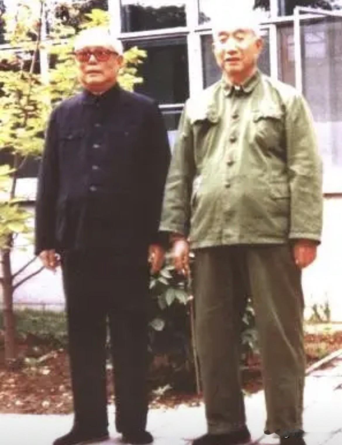 1986年5月29日，徐向前元帅和李先念同志并肩而立的合影。革命时期，李先念经常