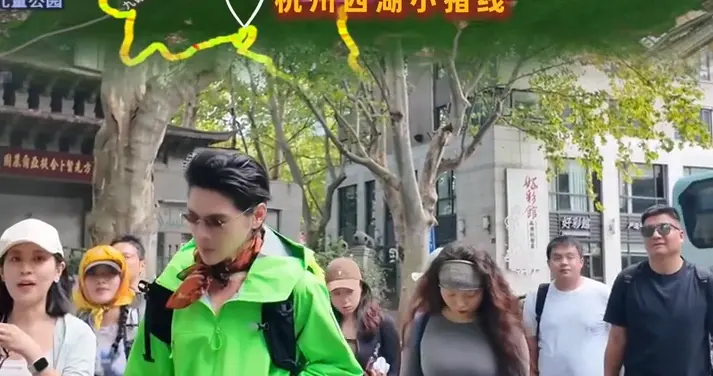 知名男星向佐在杭州西湖边徒步，拎着编织袋捡垃圾，网友：太接地气
