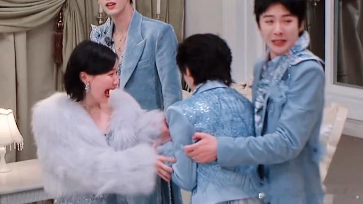 刘宇宁周柯宇下意识保护丁程鑫刘宇宁没白看恐怖片开始推理吧 丁程鑫被吓到跪下，刘宇