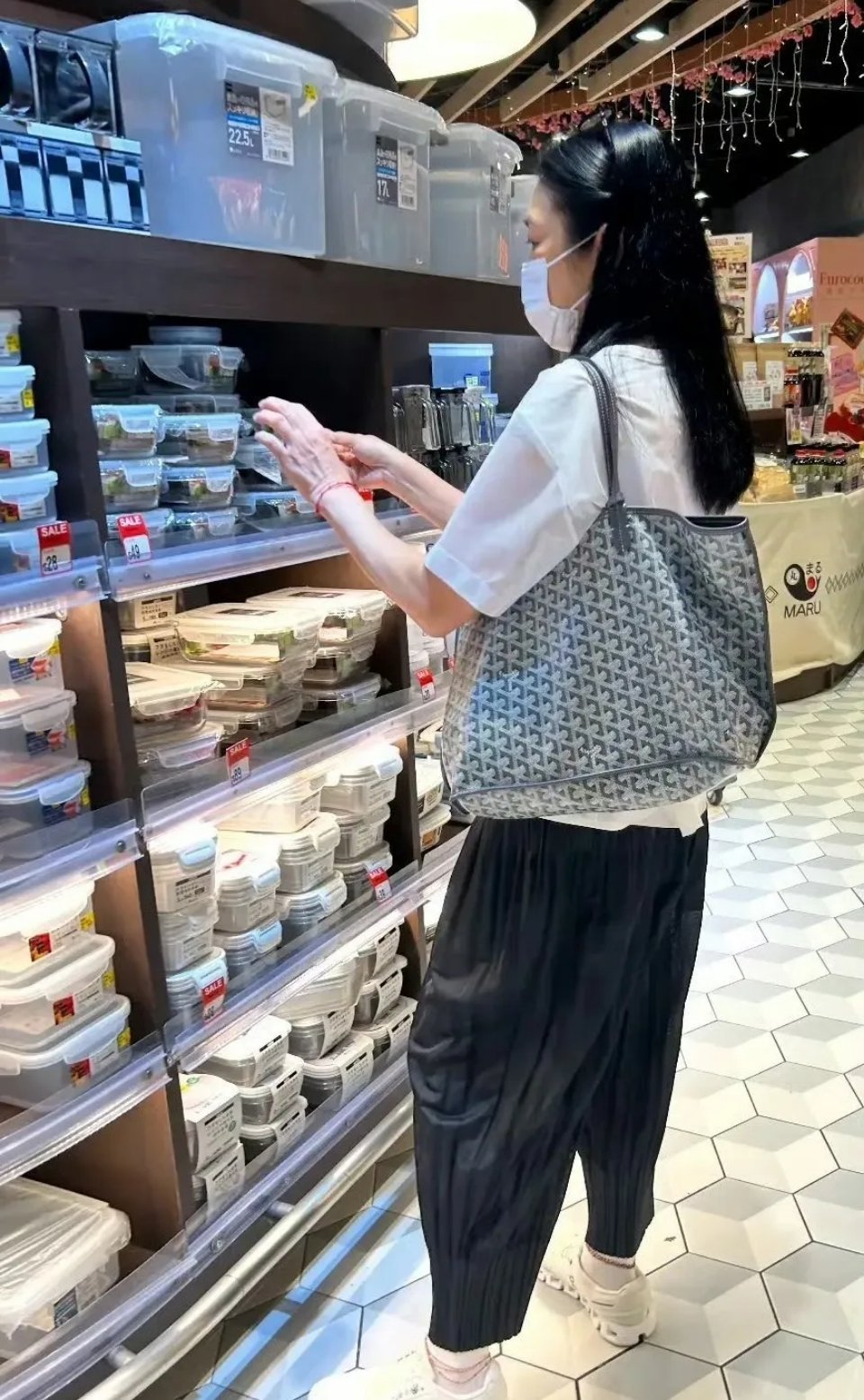网友偶遇刘德华老婆逛街，不得不感叹真的很低调，一身朴素，不知道的人根本认不出来