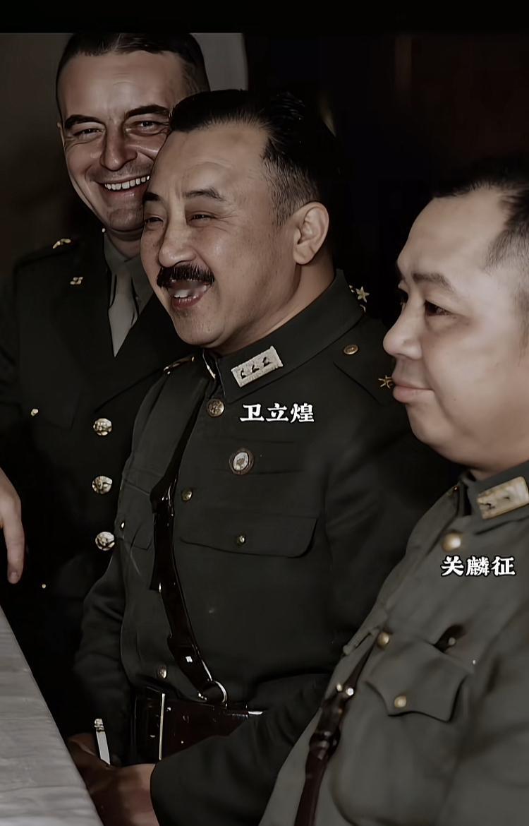 1949年，卫立煌被软禁，关麟征着军装前去探望，被宪兵拦住。关麟征当众撕下中将军