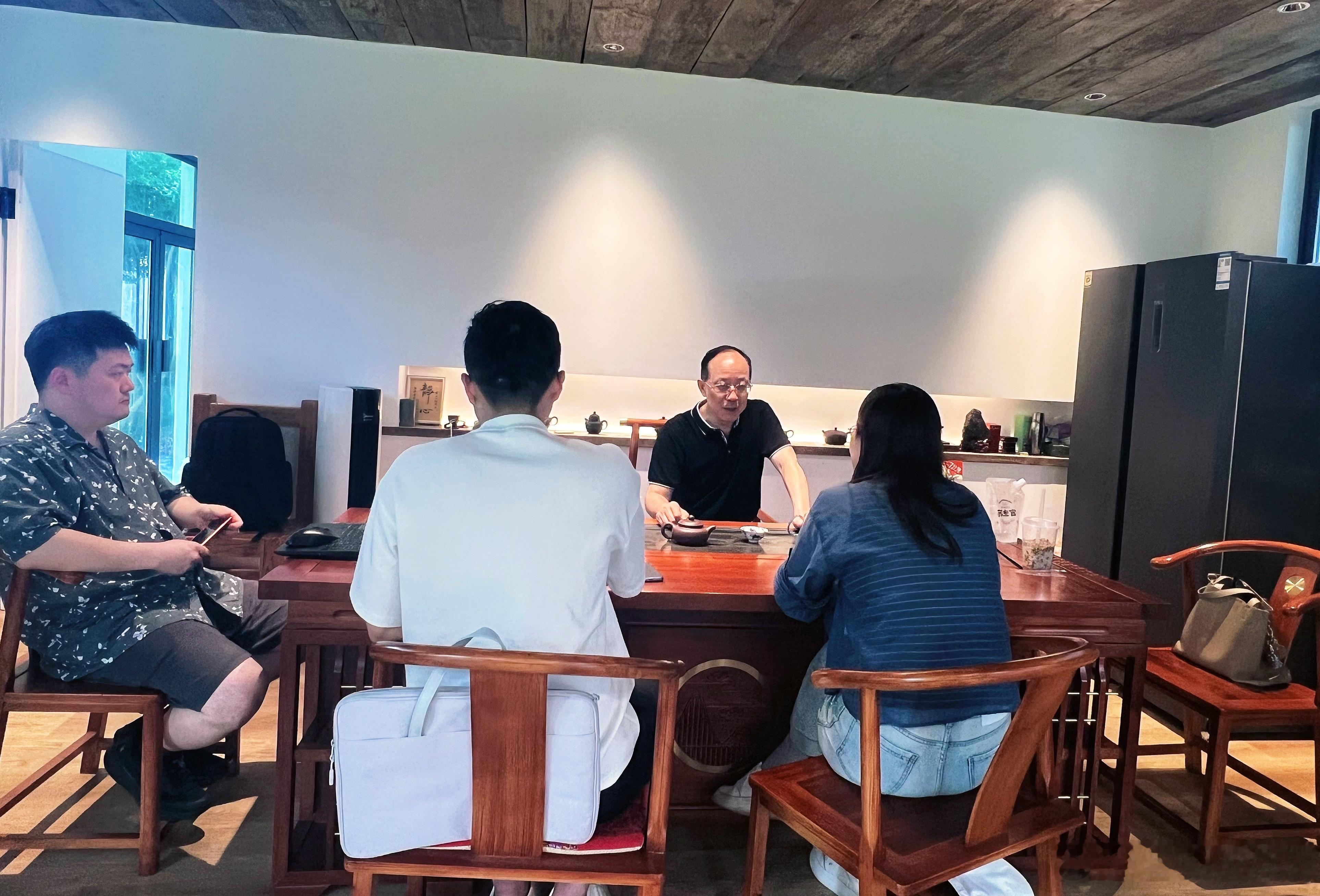 小长假最后一天，我还是一如既往地跟年轻人交流，与年轻人碰撞，向年轻人学习。聊跨境