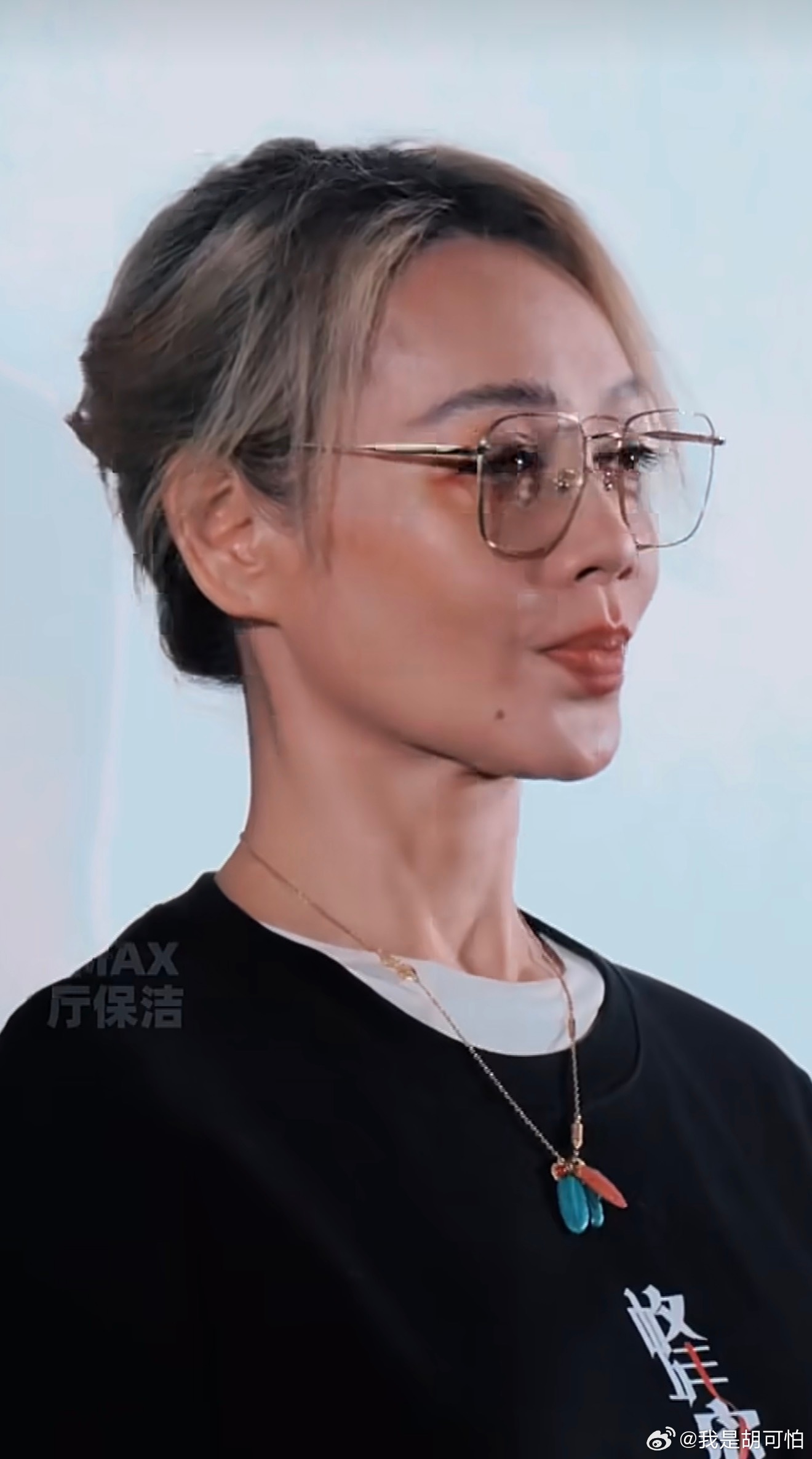 宁静《蜂蜜的针》路透嘬腮，本来脸就很小了，还在悄悄嘬腮，骨感美一下就呈现出来了宁