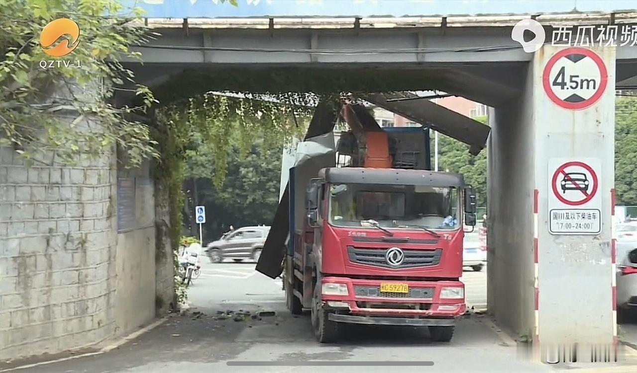 泉州市少林路的漳泉肖老铁路桥洞下，由少林路拐齐云路的路口，是泉州最有名的堵车路段