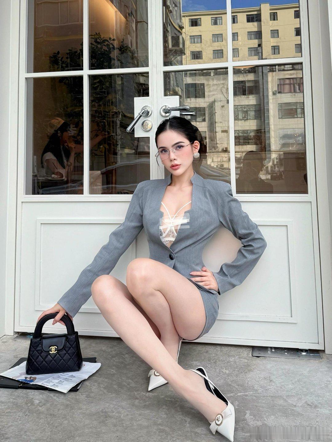 内搭都是白色的 ​​​