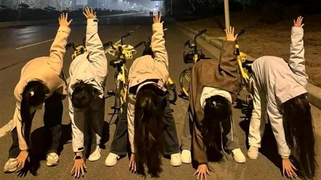 近日，郑州年轻人的一场夜骑活动引发了热议。数千大学生从郑州出发，骑着共享单车去5