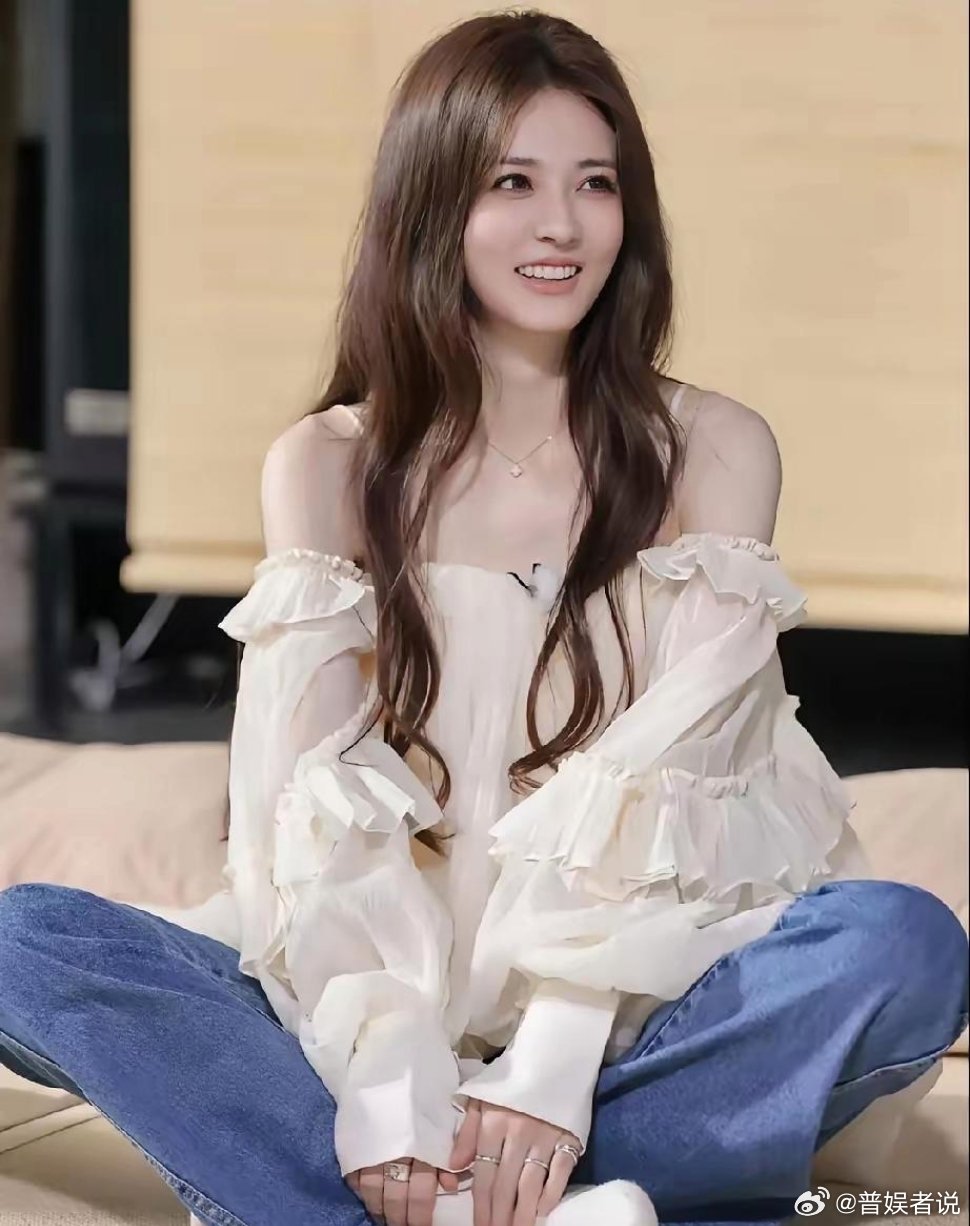 有没有察觉到，徐璐简直是圈里的“漂亮谜团”——出道十七年，脸蛋始终在线，却愣是没
