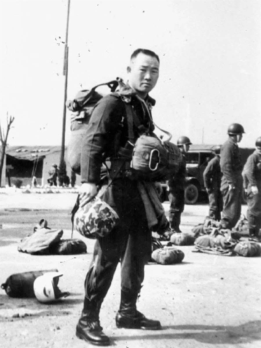 韩国前总统金斗焕年轻时在美国受训历史留影！老照片