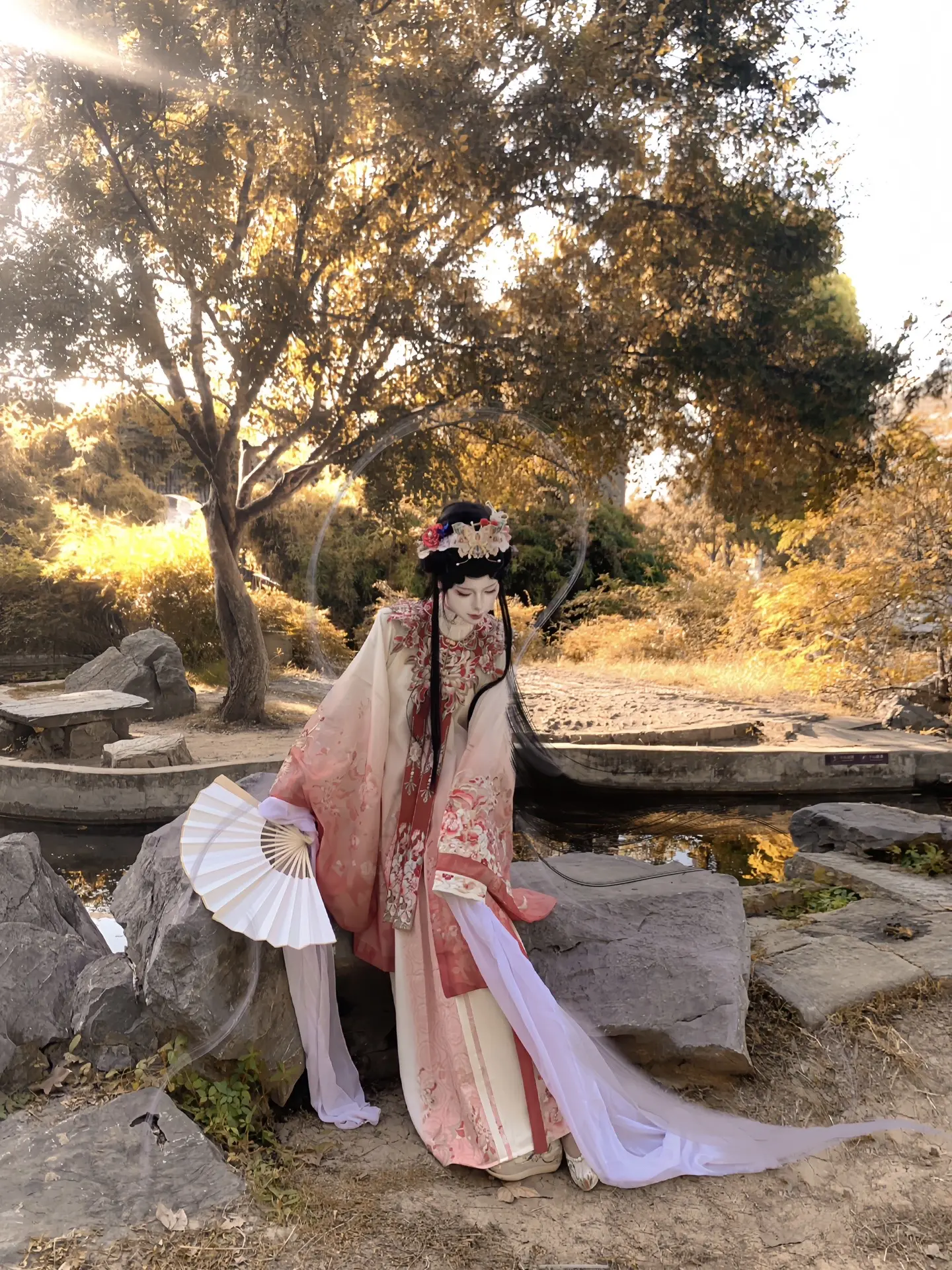 拂墙花影动 疑是玉人来.怎知春色如许变装