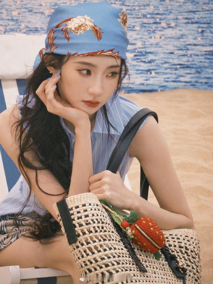 张艺凡用手语回应听障观众 路演现场光鲜亮丽，所有人都盯着舞台。张艺凡却用一个小小