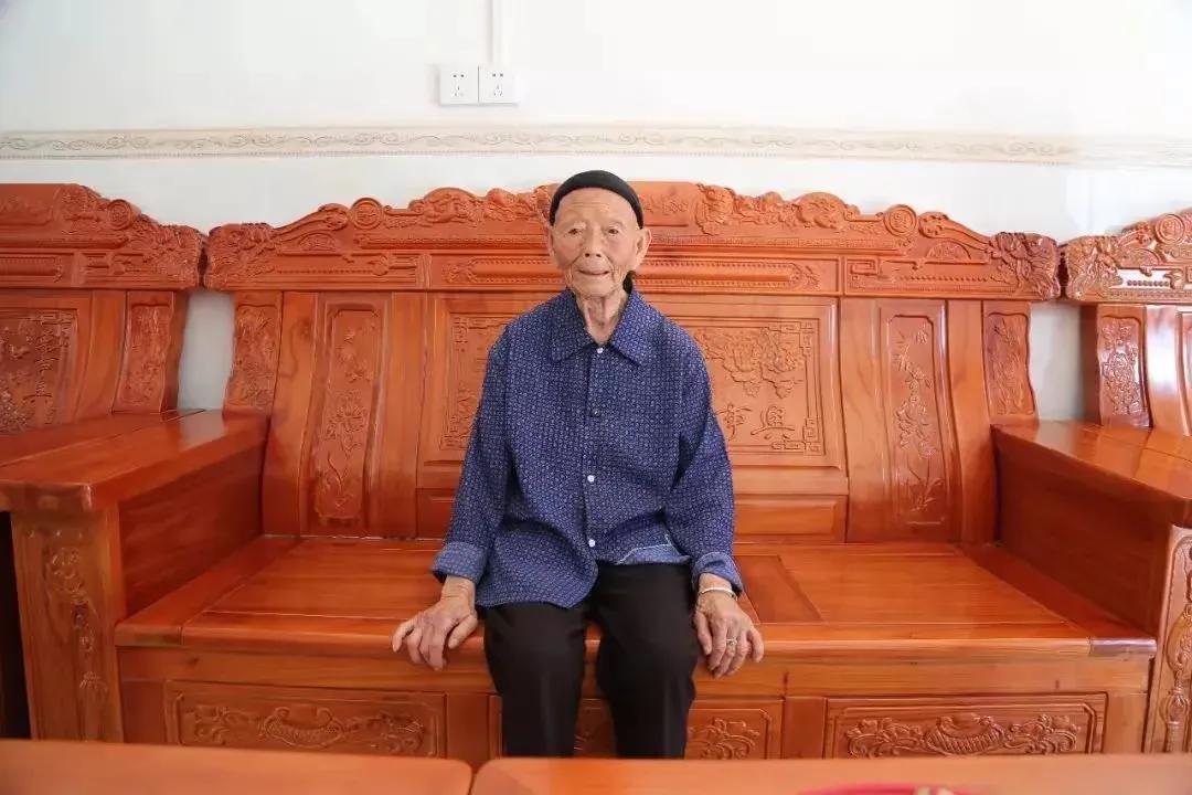 1932年，12岁的段桂秀和21岁的王金长结婚。三天后，王金长去参军，从此杳无音
