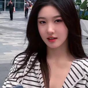 在阳光明媚的午后，时尚女孩在街头打卡，分享她的穿搭心得。时尚少女感穿搭 美女穿搭