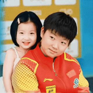 被这两个视频感动到了，网友真的太有才了，如果可以穿越回以前，他们一定也想抱抱小时