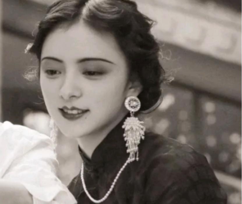 1974年，90岁的杨森迎娶了17岁的张灵凤。洞房之夜，就在杨森要行房事时，张灵