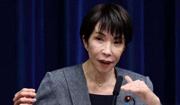 日本这回不遮不掩了，官邸里有人直接放话，日本该拥核武，话一出，舆论炸锅，外界盯紧