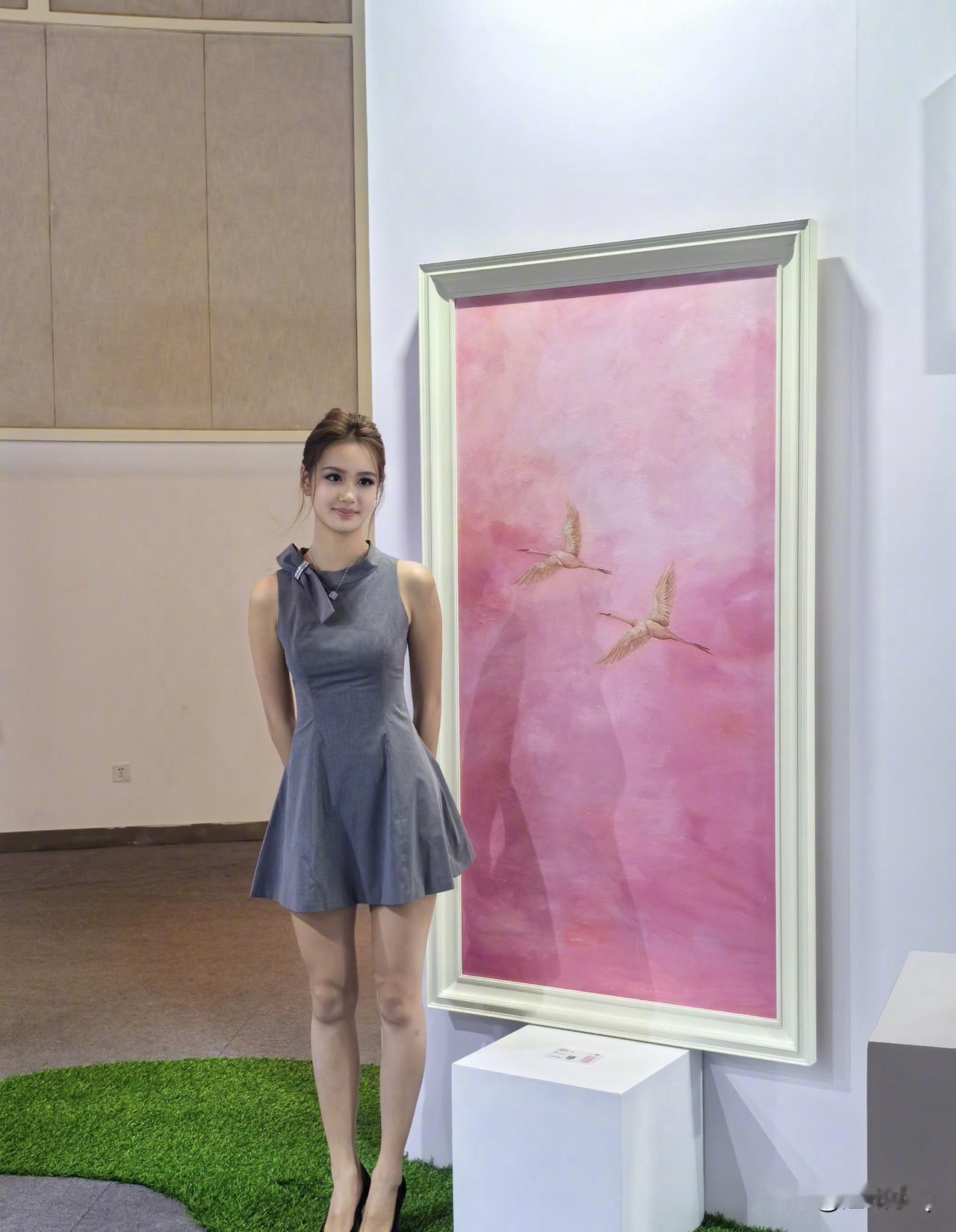 钟丽缇的女儿考拉为慈善义卖做了一副画，命名为《云间双羽》。没想到考拉画得还挺好的