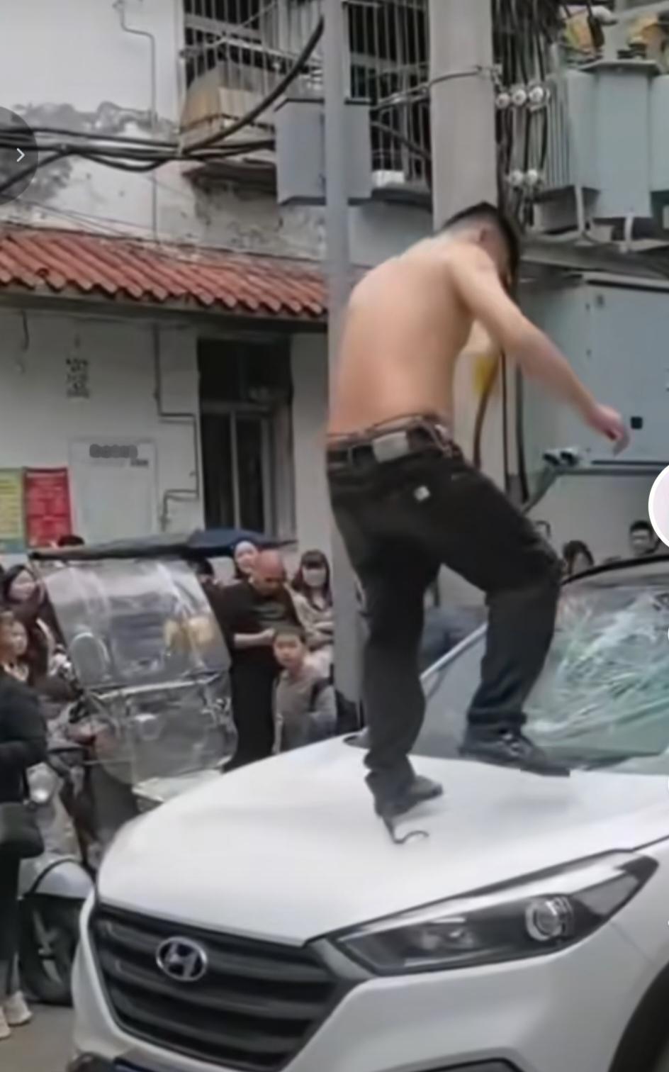 太冲动！四川一男子当街打砸小轿车！被刑拘！

2026年4月15日17时许，四川