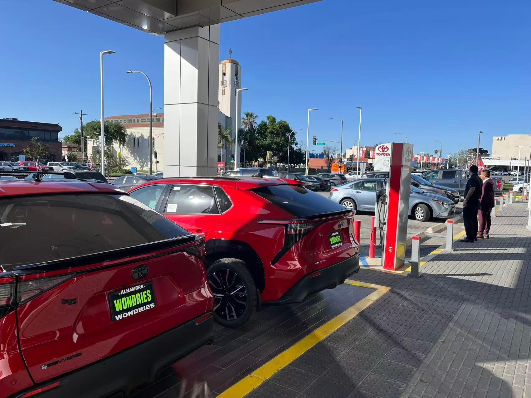 身在北美的朋友给我展示了一下那边的丰田电动车，和购车的环境bz配上这个红色，怎么