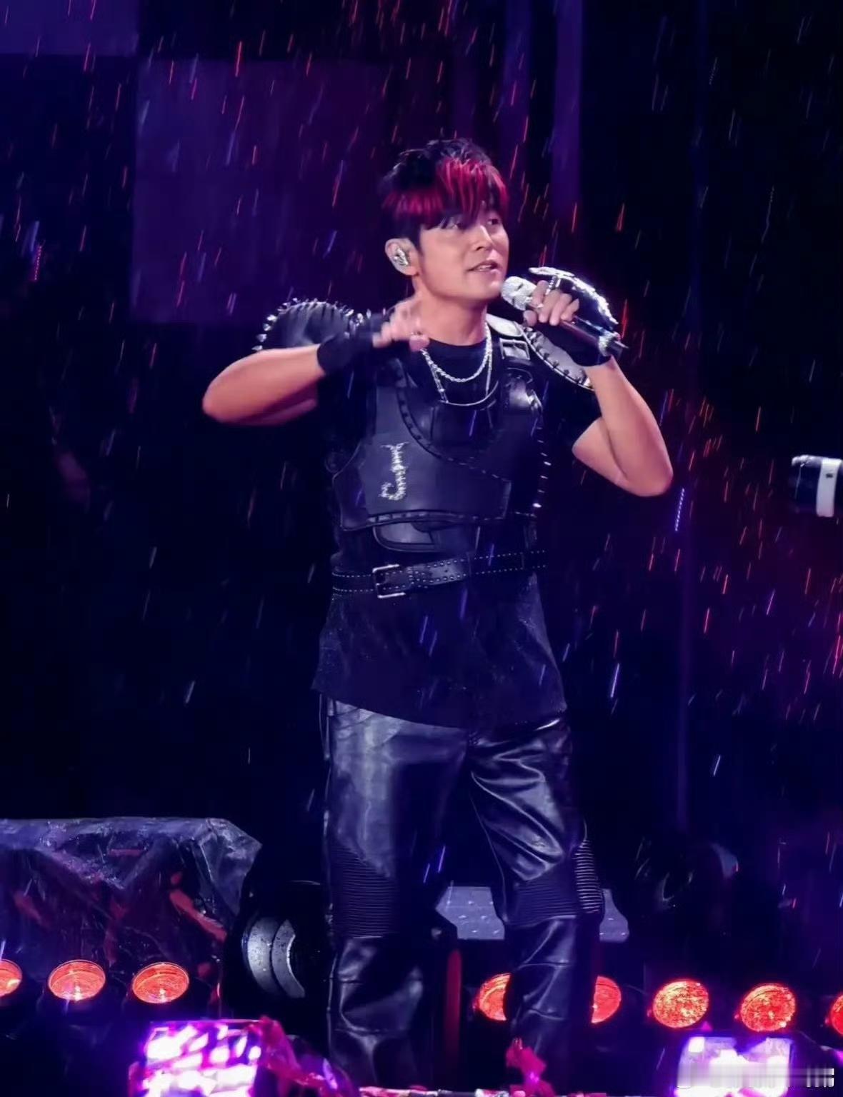 哭着买票，骂着离场！周杰伦演唱会让多少青春彻底落幕
 
谁也没想到，一代人的青春