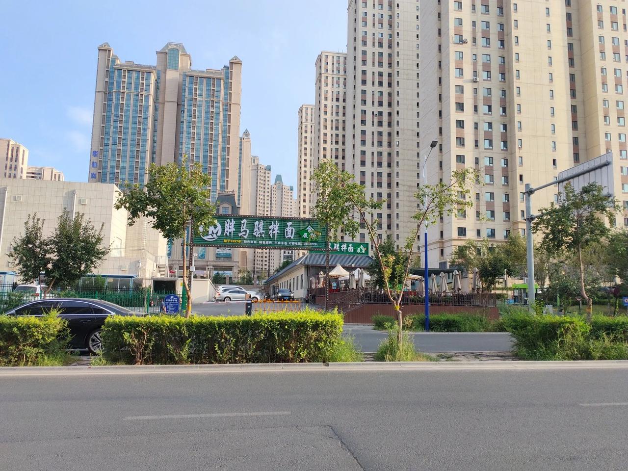 继胖🐴骐在万科3088开分店后，又在凤起街开了一家分店，拌面馆在乌鲁木齐也开起