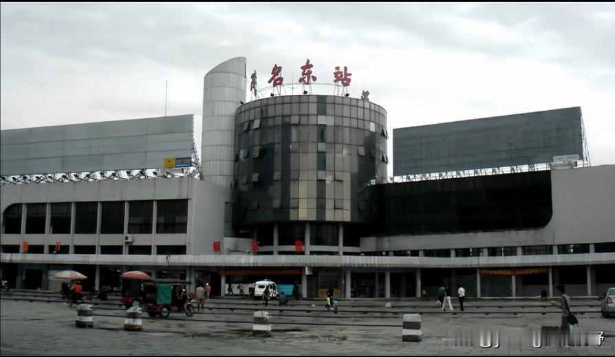 一组十多年前的茂名东站老照片。茂名东站，三茂铁路的终点站，茂名当地人也称之为茂东