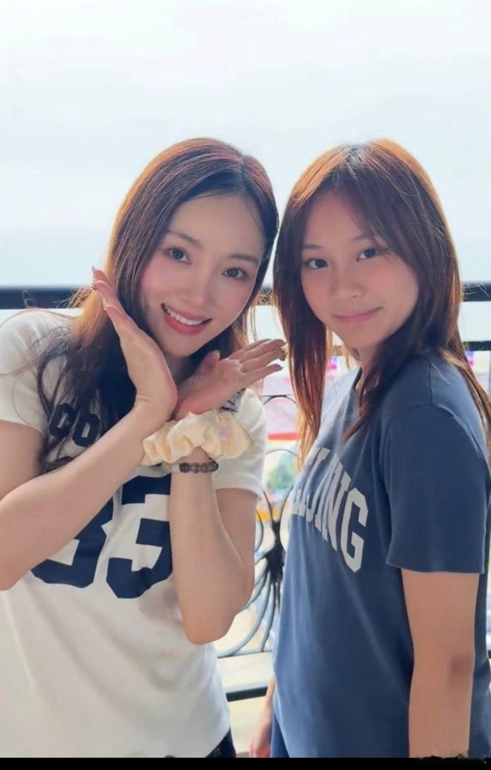 贾乃亮晒照为甜馨庆生最幸福最和谐的离婚之家，把孩子也照顾的很好。 ​​​