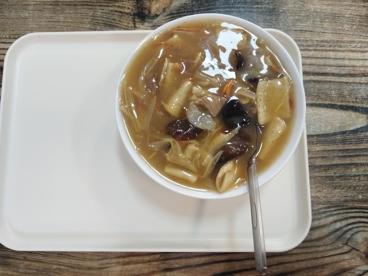 今天早上，无意间发现一个小店，
很偏，在一个街角。

进去后发现有河南正宗的小吃