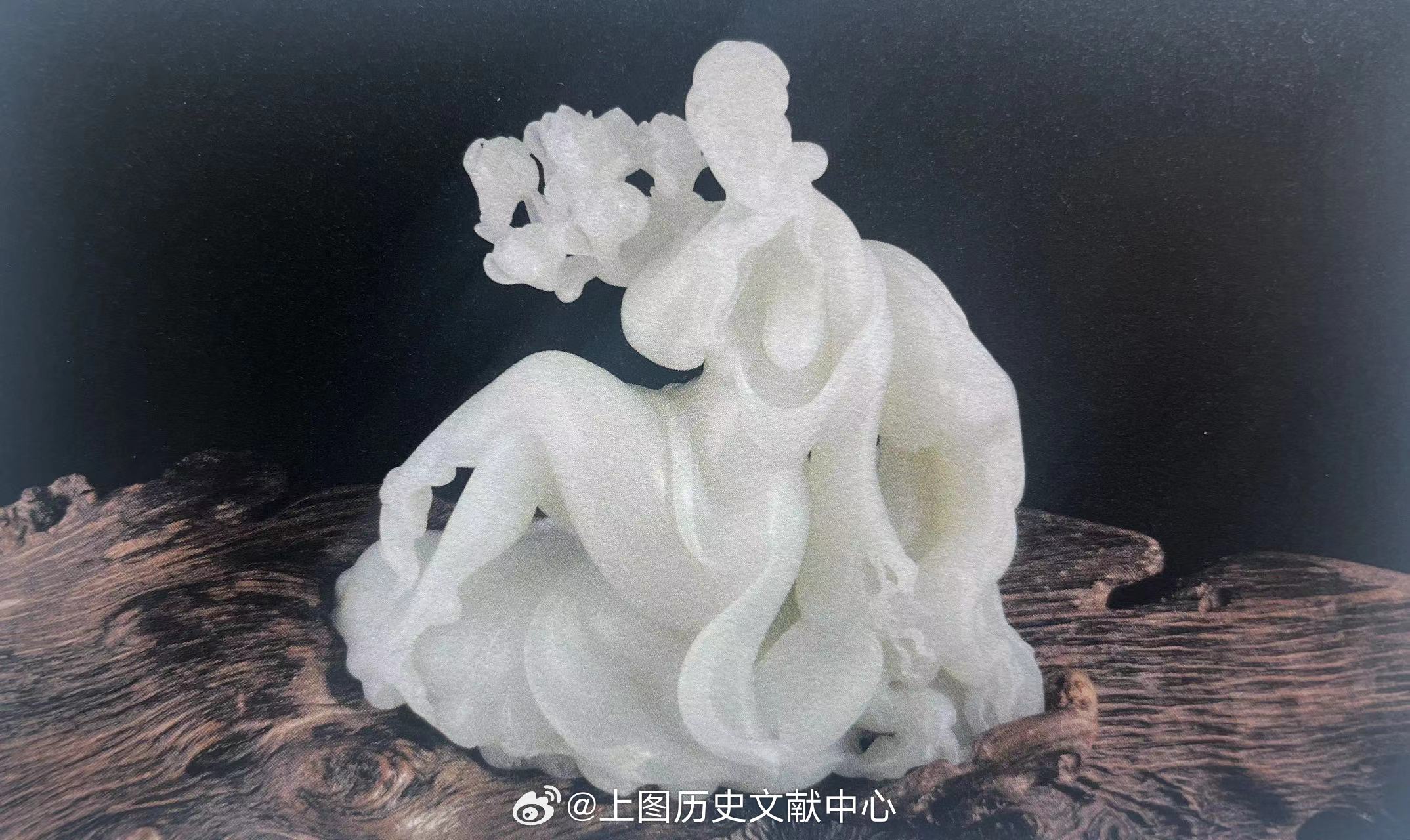 #上海非遗##海派玉雕#春意盎然作者：吴德昇年代：当代作品表现的是一位如悄然绽放