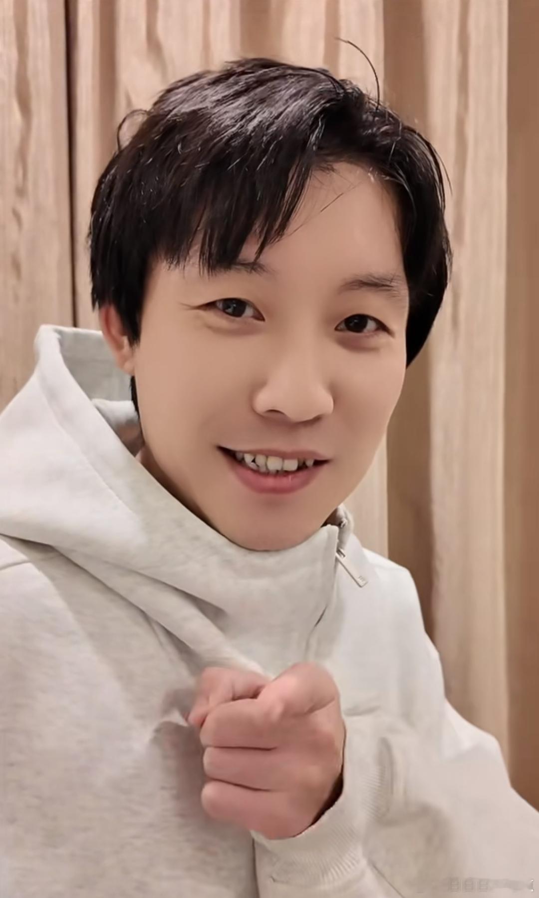 我难受能不能把头发给我捋下来，不要再执着于露额头了好吗！ 